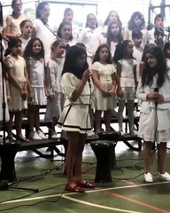 ابنة مايا دياب تغنّي على المسرح بثقة على خطى والدتها