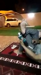 شاب يعرض نفسه للخطر من أجل تنعيم قدمه