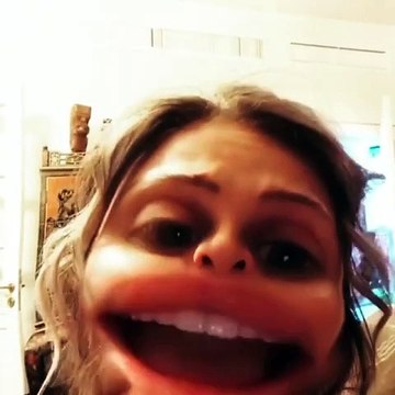 نيكول سابا تمازح جمهورها بإطلالة مضحكة