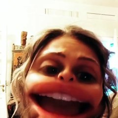 نيكول سابا تمازح جمهورها بإطلالة مضحكة