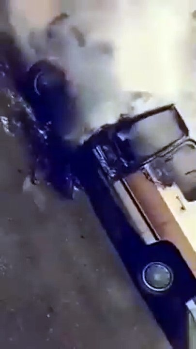 بالفيديو: بعد اشتعال سيارة “جمس” السائق ينجو من...