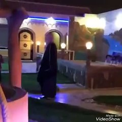 شاب يفاجيء والده ويهديه سيارة فارهة بدون مناسبة