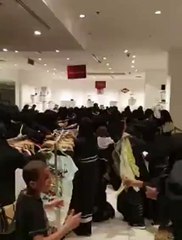 بالفيديو هجوم جنوني بسبب عروض تصفيات بأحد المتاجر الشهيرة بالسعودية