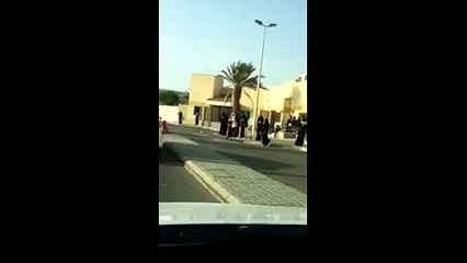 بالفيديو.. سعودي يفاجئ زوجته أمام جامعتها بطريقة مثيرة