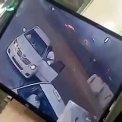بالفيديو: بعدمحاولة تفاديها دهس شخص أثناء عبوره أحد الشوارع بالرياض بسبب سيارة مسرعة