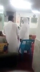 بالفيديو: مضاربة عنيفه بين شاب ومسن داخل مسجد بسبب مكان وضع كرسى للصلاة!