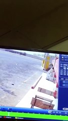 بالفيديو: توثيق لحظة اقتحام لص سيارة خرج صاحبها لقضاء حاجته وزوجته تنقذها!