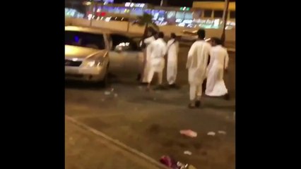 بالفيديو.. فتاة تثير إعجاب نشطاء مواقع التواصل بعد تحرش مراهقين بها