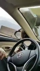 بالفيديو.. رد فعل صادم من قرد تجاه شاب حاول اصطياده بالطائف