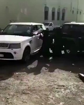 بالفيديو: شاب يتحرش بفتاة سعودية ويحاول نزع حجابها في تبوك