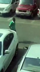 بالفيديو.. توثيق لحظة سرقة احد الوافدين سيارة خاصة بمندوب مبيعات بوضح النهار!