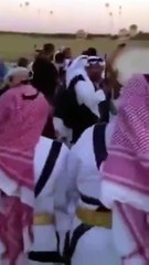 بالفيديو.. سعودية ترقص بهستيريا مع أحد الفرق الفلكلورية السعودية