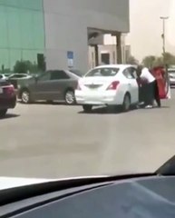 بالفيديو.. مواطن سعودي يثير غضب رواد مواقع التواصل بعد ضربه لزوجتة بالشارع!