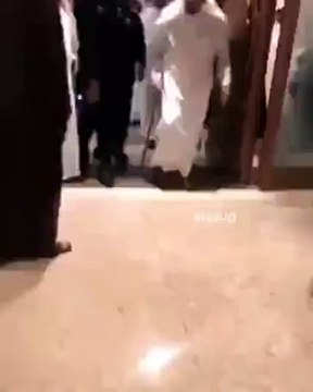 فيديو: ولي ولي العهد وخادم الحرمين الشريفين يزور الأمير سلطان بن ناصر بمنزلة لتقديم العزاء