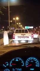 بالفيديو سعودي يرقص بخنجر فى شوارع الدمام ومطالبات بملاحقته امنياً