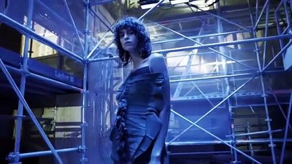 شاهدي فساتين سان لوران العصرية في فيديو جريء!