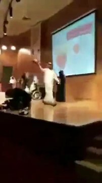 بالفيديو: سعودي يقبل قدم والدته في حفل تخرجه