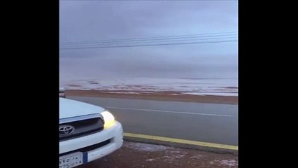بالفيديو: الثلوج تكسو الرمال بالسعودية