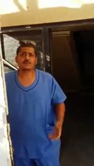 بالفيديو: مدير مركز صحي بجازان يقوم بأعمال النظافة، بسبب قلة وجود العمال