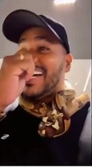 Influencer passeia com cobra jibóia no shopping e é expulso por seguranças.