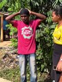 Hombre le quita la camisa a su cu ado delante de la gente    El Haitiano Compale