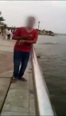 شاهدي كيف أخافت هذه الفتاة الشاب عندما عاكسها؟