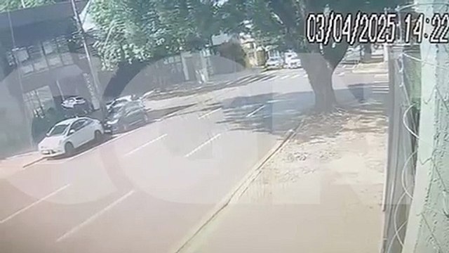 Câmera registra momento exato de grave acidente entre moto e Kombi no Centro de Cascavel