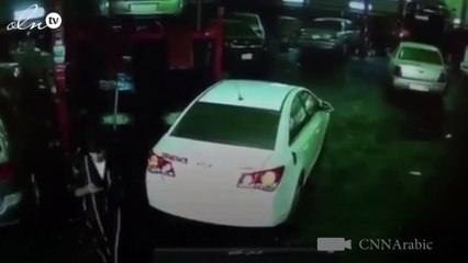 بالفيديو.. لص يحاول دهس سعودي بعد سرقة سيارته أمام عينيه!