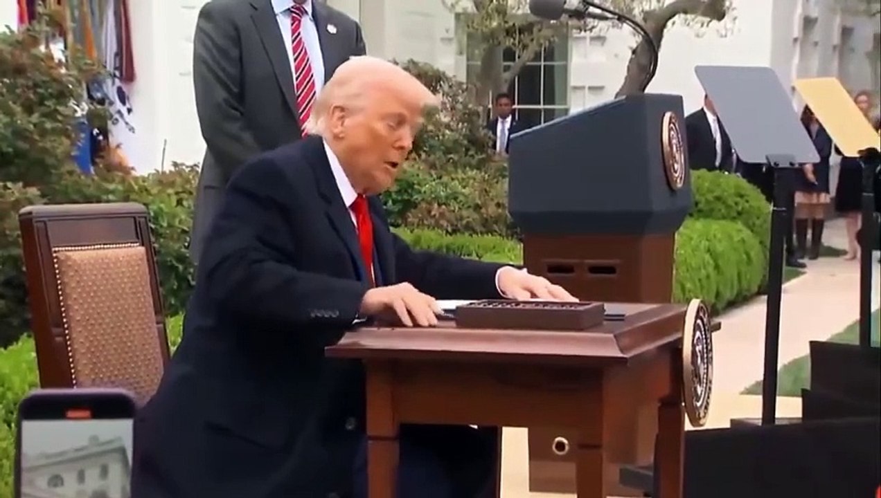 Le président Trump signe l'augmentation des taxes... effet immédiat