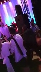 بالفيديو.. لن تصدقي ماذا فعل "معجب" هيفاء وهبي على خشبة المسرح؟!