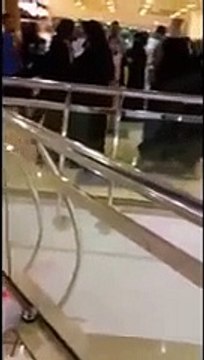 بالفيديو... مشاجرة عنيفة بالإيدي بين فتايات بأحد المولات السعودية