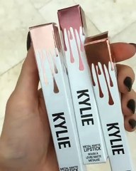 لن تصدّقي ألوان الحمرة الثلاثة الجديدة التي أطلقتها كايلي جينر