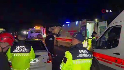 Yaralı sürücü özel eşyası için ambulanstan indi