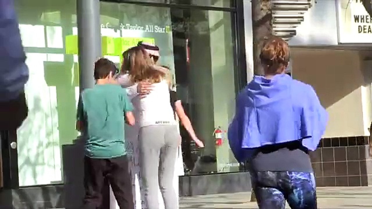 سعودي يطلب احتضانه  في شوارع أمريكا..ماذا حدث معه!