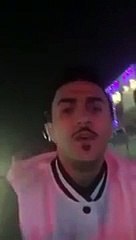 شاب وفتاة يتجولان ليلاً على دراجة نارية في السعودية