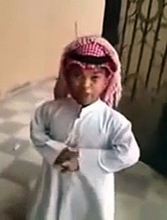 أصغر سيارة فى العالم لقزم سعودي تثير الدهشة في شوارع الرياض