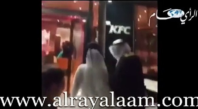 بالفيديو: كويتي يحتفل بعرسه في مطعم كنتاكي