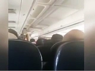 بالفيديو: قبطان طائرة يتقدم للزواج من مضيفة في الطائرة