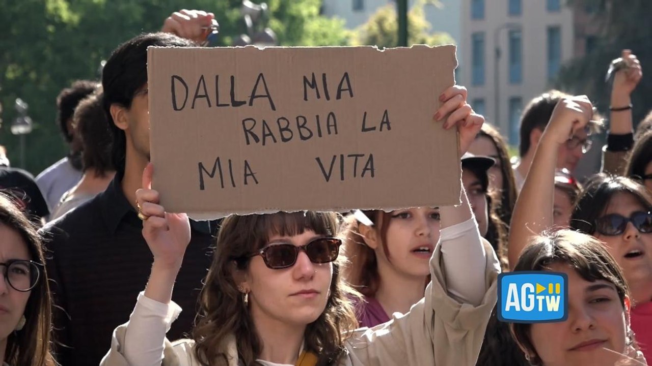 Studenti in piazza a Milano contro la violenza sulle donne