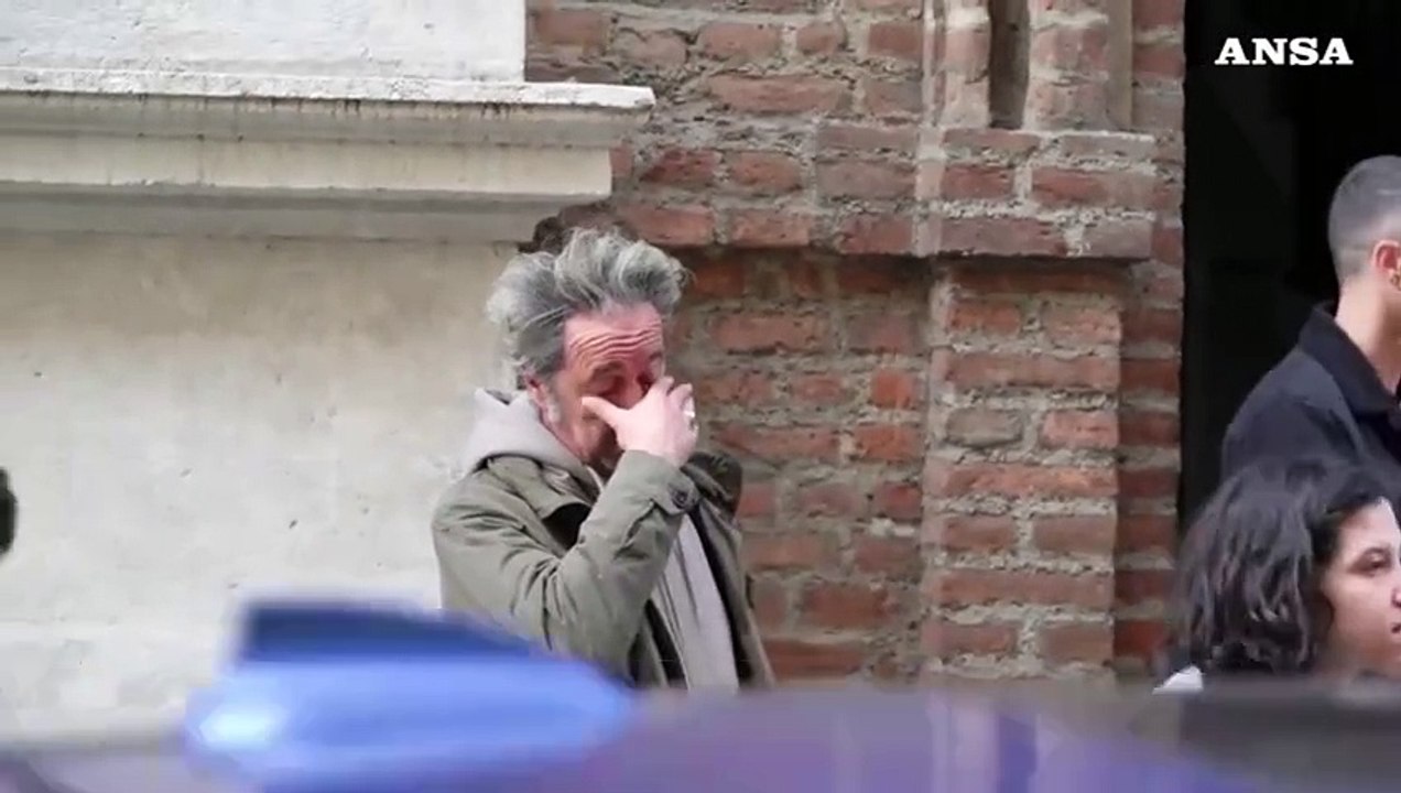 Pausa per Paolo Sorrentino durante le riprese a Torino