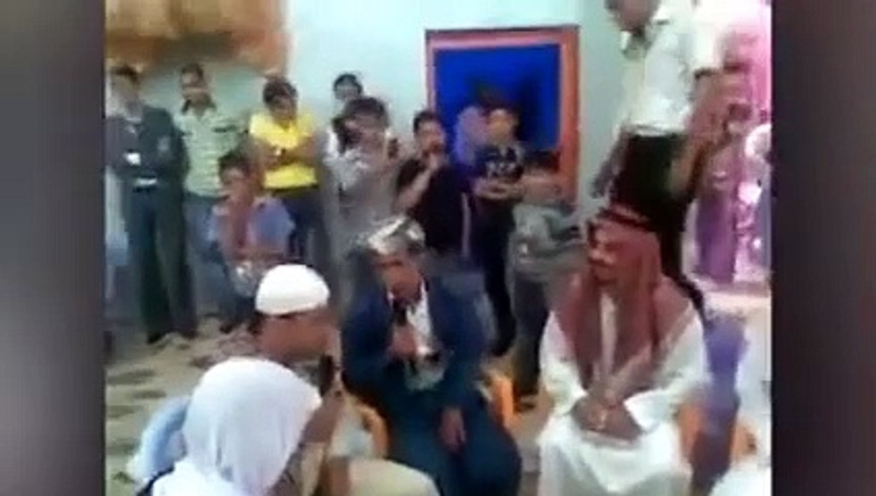بالفيديو- عريس خليجي يحول حفل زفافه الى كوميديا