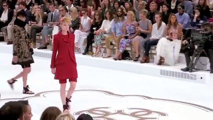 شاهدي عارضة حامل وفساتين زفاف في تشكيلة شانيل للهوت كوتور