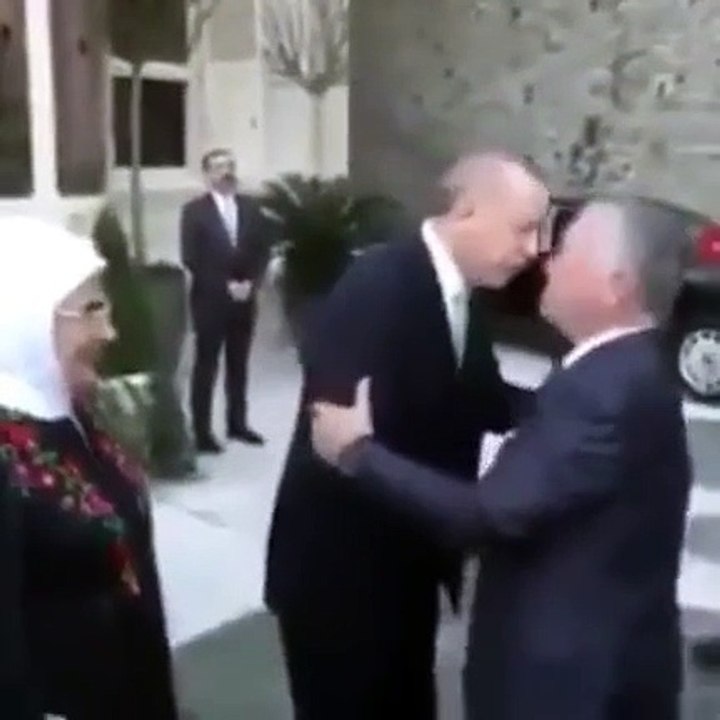 هل تقصّدت الملكة رانيا ارتداء أفخم الماركت في تركيا وتونس؟