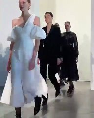 عرض Brandon Maxwell تحية لوالدته ونضالها: لكن هل لاحظتِ تأثّره بميغان ماركل؟