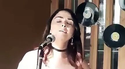 بالفيديو.. شابة تركية تُشعِلَ مواقع التواصل بغنائها لإليسا باللهجة العربية!