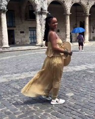 ريهانا تتحدّى طقس نيويورك البارد بإطلالة الثمانينيات