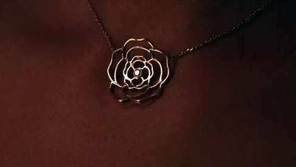 ألما جودوروسكي جريئة ومستقلة كزهرة الكاميليا من شانيل