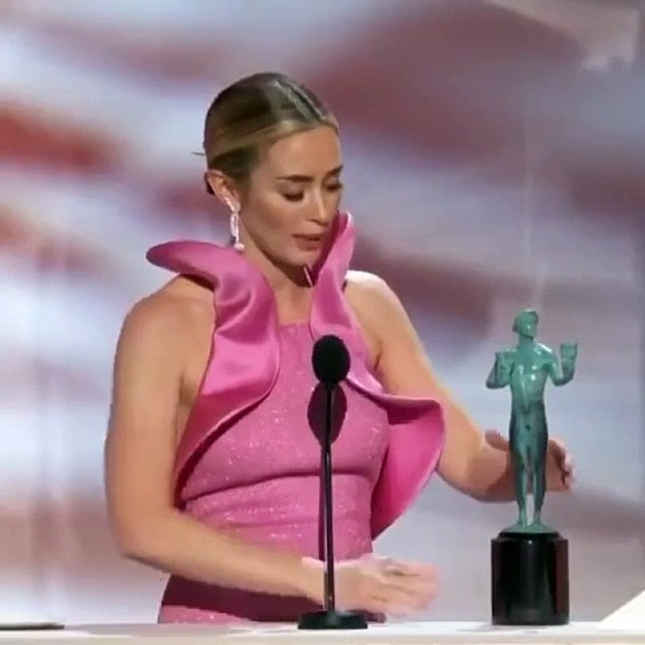 20 إطلالة من حفل الـ SAG Awards أجملها تألقت با...