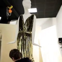 كاترين دونوف تعرض تصاميم إيف سان لوران بالمزاد والأرباح تجاوزت التوقعات