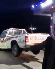بالفيديو.. مواطن يحتجز شاحنة غريمة لهذا السبب الغريب!